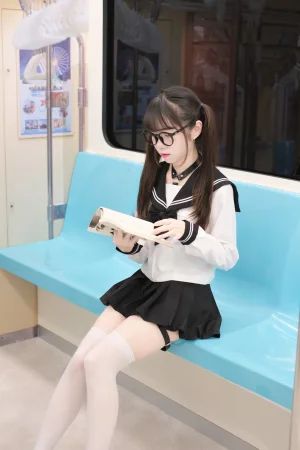 可可小白兔《電車上の女高中生》主题写真：70张全套美图