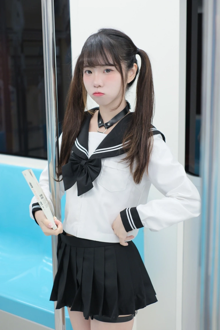 可可小白兔《電車上の女高中生》主题写真：70张全套美图