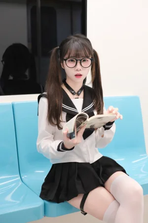 可可小白兔《電車上の女高中生》主题写真：70张全套美图