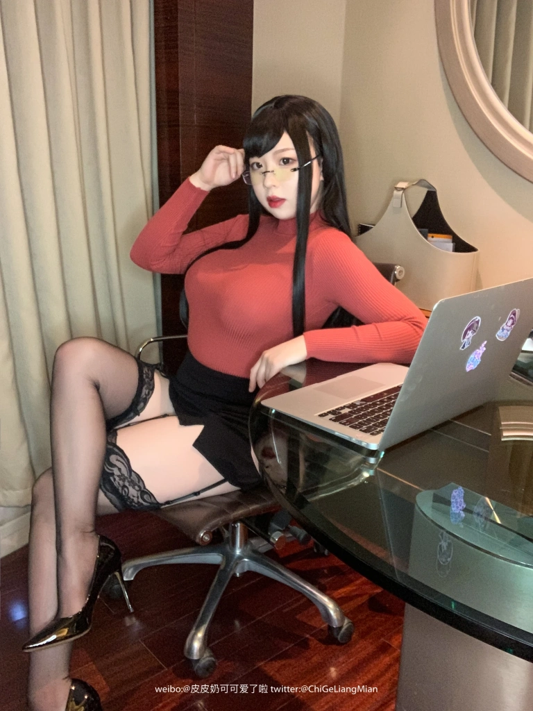 皮皮奶《红色OL》主题写真：70张全套美图，含3个视频