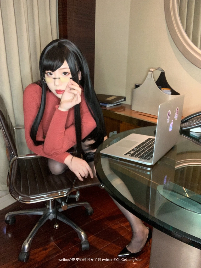 皮皮奶《红色OL》主题写真：70张全套美图，含3个视频