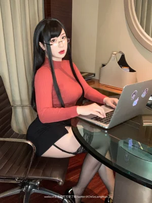 皮皮奶《红色OL》主题写真：70张全套美图，含3个视频