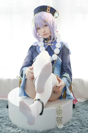朝霧愛《原神 Qiqi 七七》主题写真：35张全套美图
