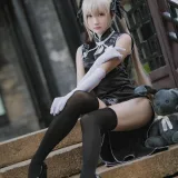 瓜希酱《穹妹 黑旗袍》主题写真：14张全套美图