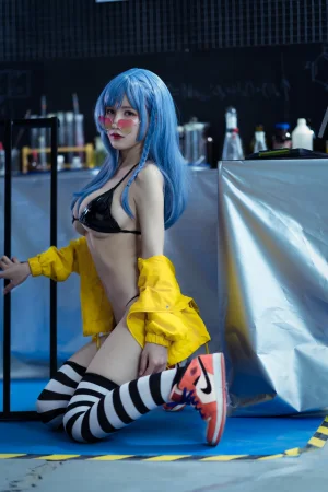 小仓千代《2020.06月舰长写真》主题写真：40张全套美图