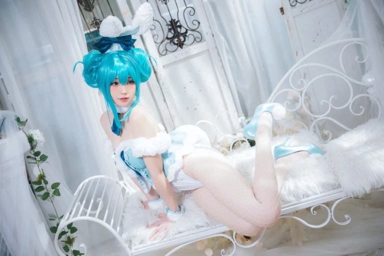 焖焖碳《初音兔女郎》主题写真：20张全套美图