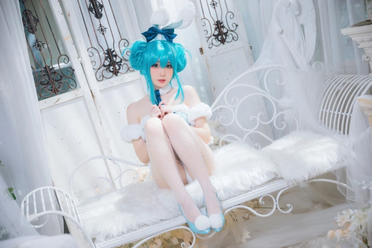 焖焖碳《初音兔女郎》主题写真：20张全套美图