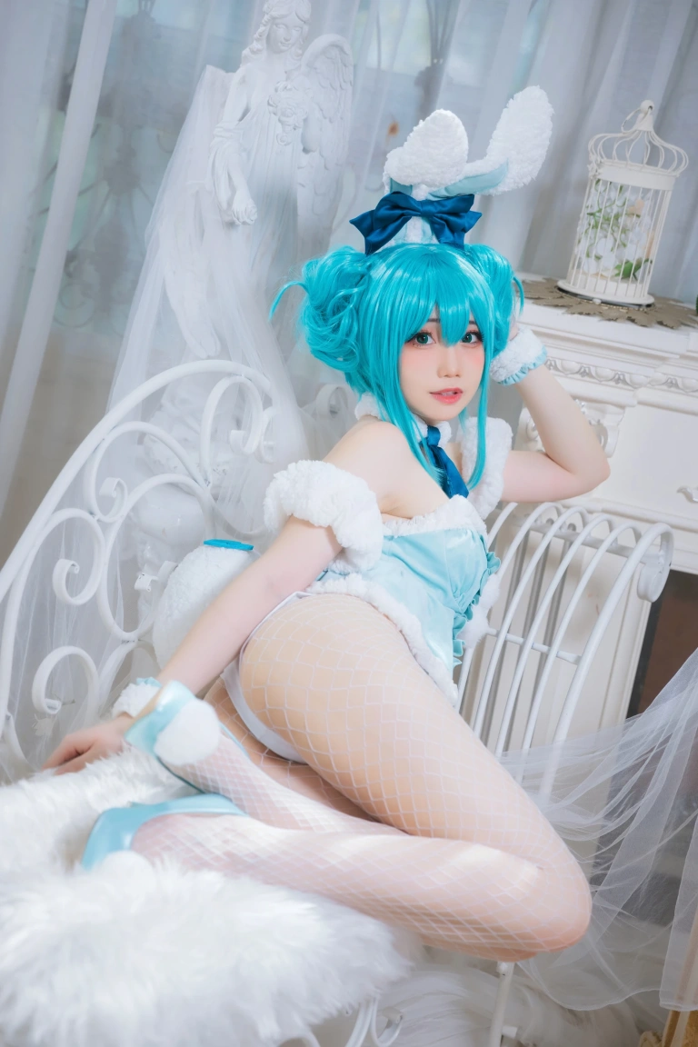 焖焖碳《初音兔女郎》主题写真：20张全套美图