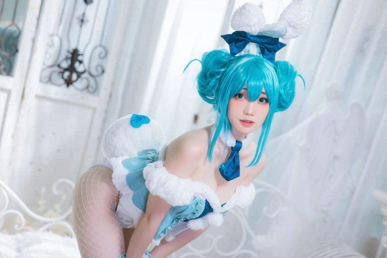 焖焖碳《初音兔女郎》主题写真：20张全套美图