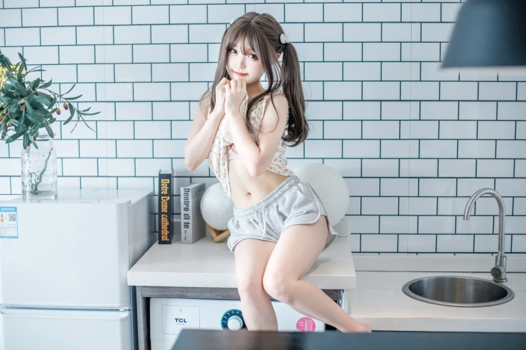 神沢永莉《黄色吊带睡衣兔兔》主题写真：22张全套美图