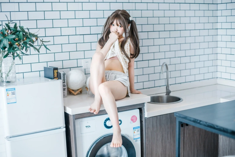 神沢永莉《黄色吊带睡衣兔兔》主题写真：22张全套美图
