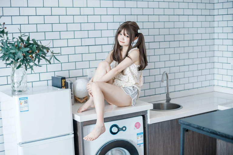 神沢永莉《黄色吊带睡衣兔兔》主题写真：22张全套美图