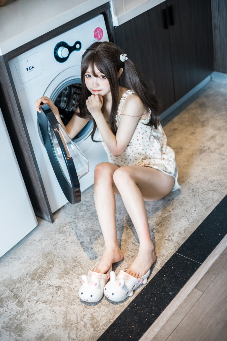 神沢永莉《黄色吊带睡衣兔兔》主题写真：22张全套美图