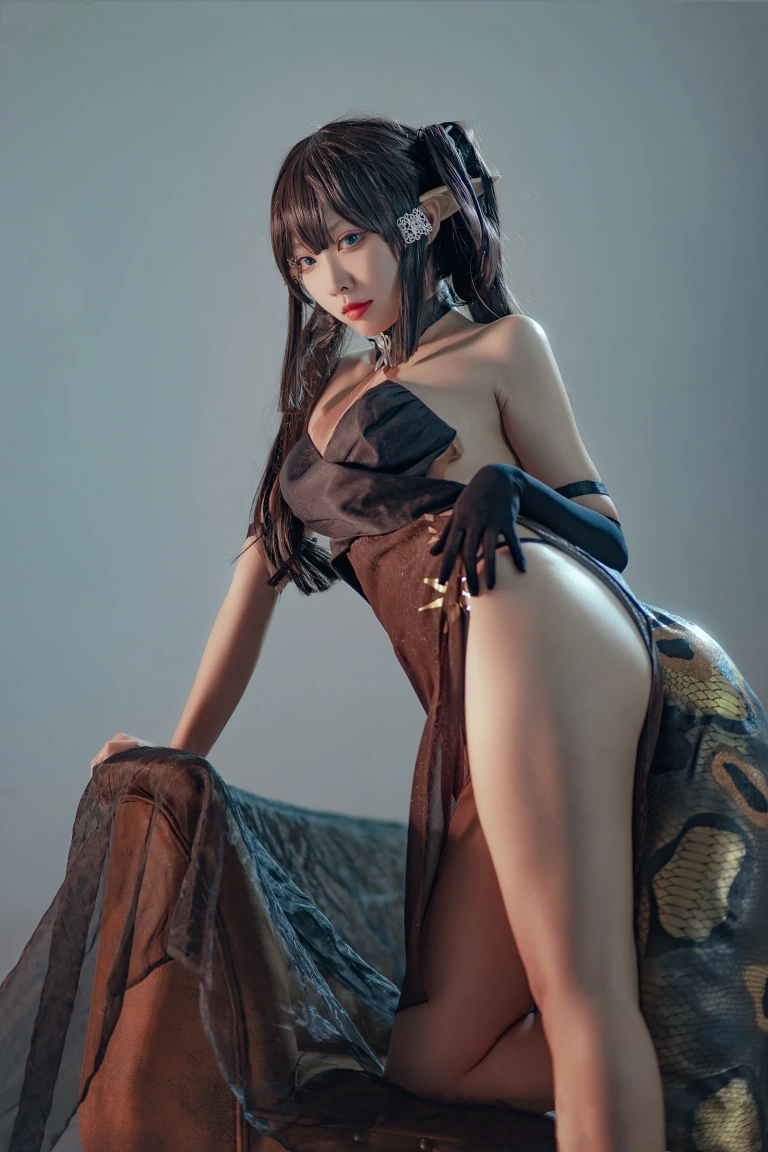 宮本桜《森蚺同人》主题写真：26张全套美图