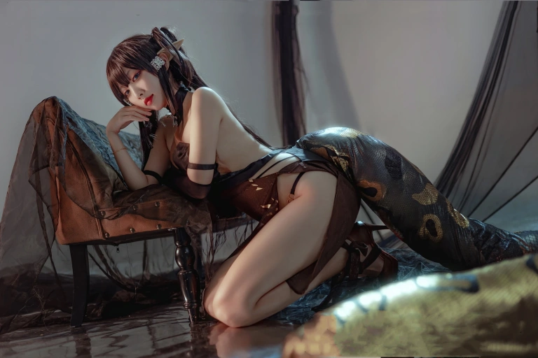 宮本桜《森蚺同人》主题写真：26张全套美图