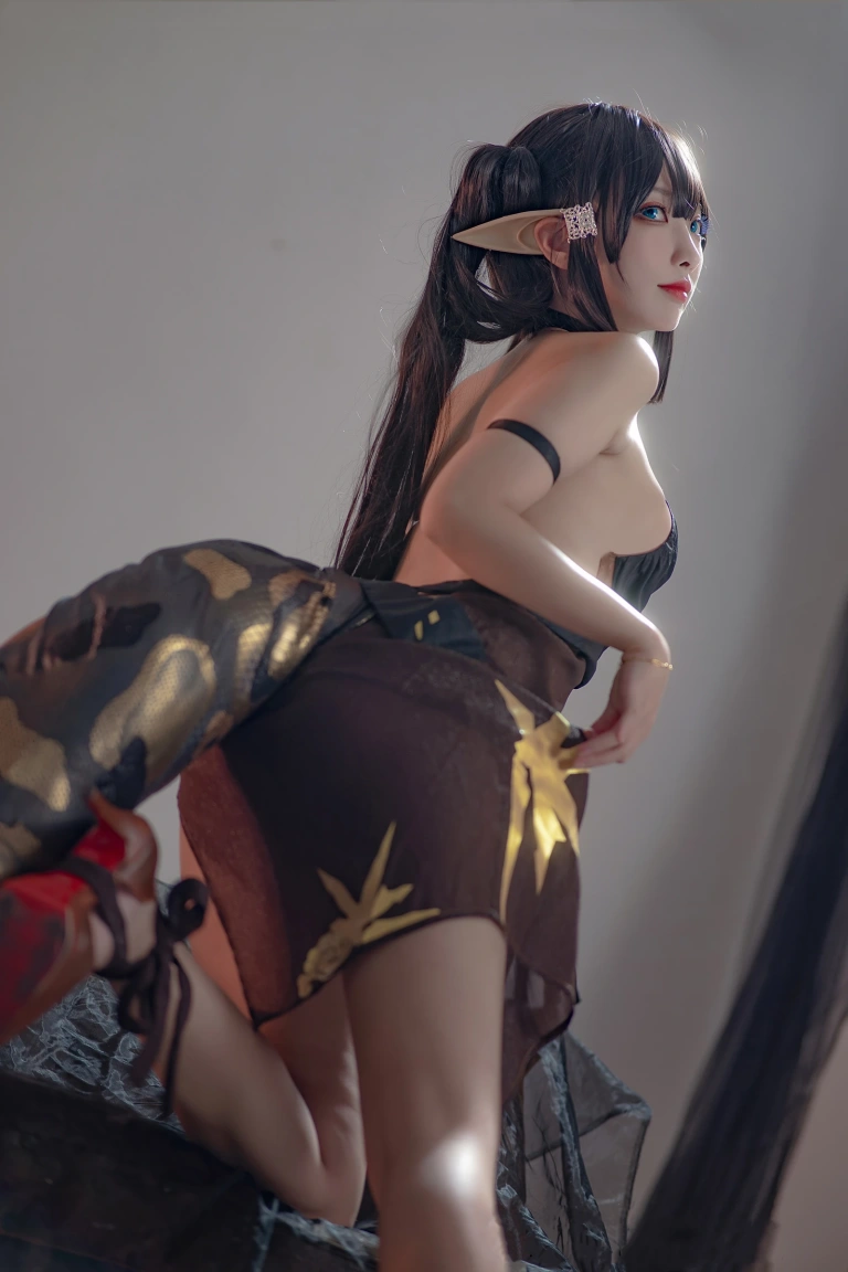 宮本桜《森蚺同人》主题写真：26张全套美图