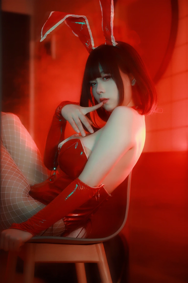 末夜《红色兔女郎》主题写真：34张全套美图