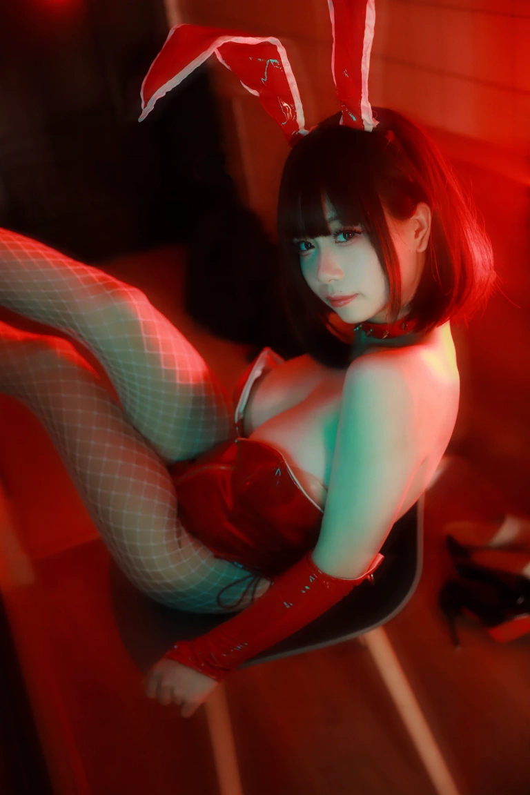 末夜《红色兔女郎》主题写真：34张全套美图