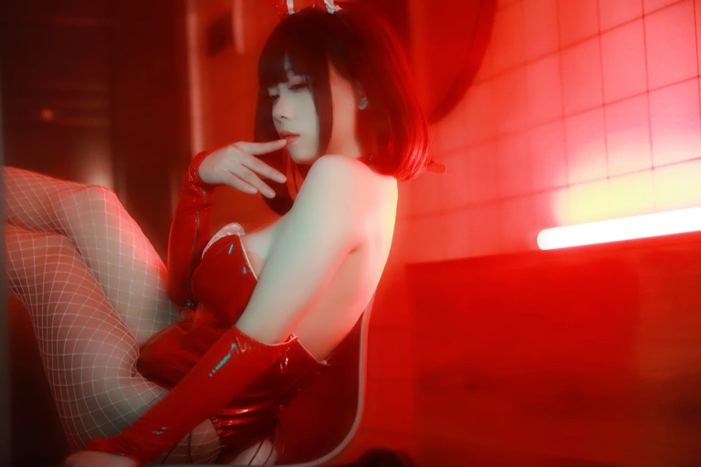末夜《红色兔女郎》主题写真：34张全套美图