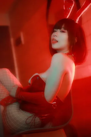 末夜《红色兔女郎》主题写真：34张全套美图