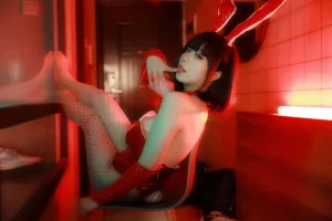 末夜《红色兔女郎》主题写真：34张全套美图