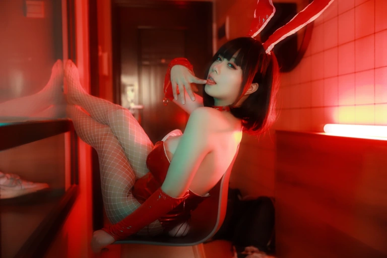 末夜《红色兔女郎》主题写真：34张全套美图