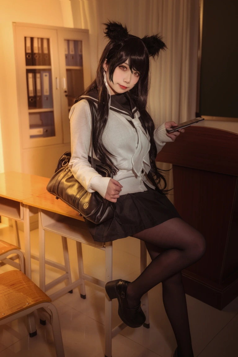 贞子蜜桃《碧蓝航线 爱宕高雄制服》主题写真：35张全套美图
