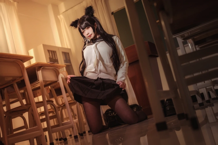 贞子蜜桃《碧蓝航线 爱宕高雄制服》主题写真：35张全套美图