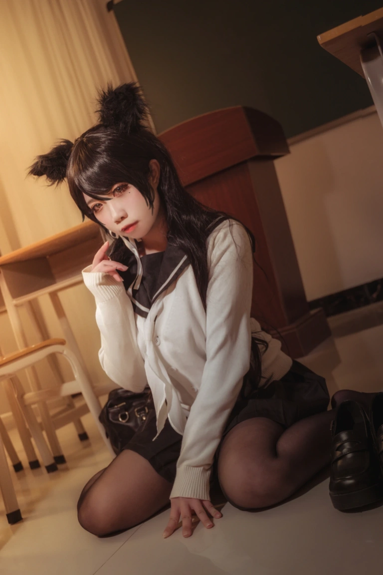 贞子蜜桃《碧蓝航线 爱宕高雄制服》主题写真：35张全套美图