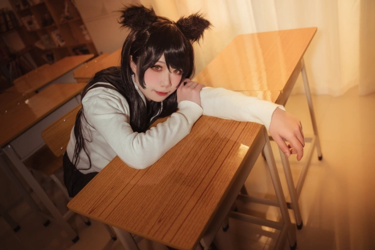 贞子蜜桃《碧蓝航线 爱宕高雄制服》主题写真：35张全套美图