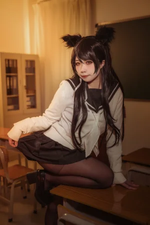贞子蜜桃《碧蓝航线 爱宕高雄制服》主题写真：35张全套美图