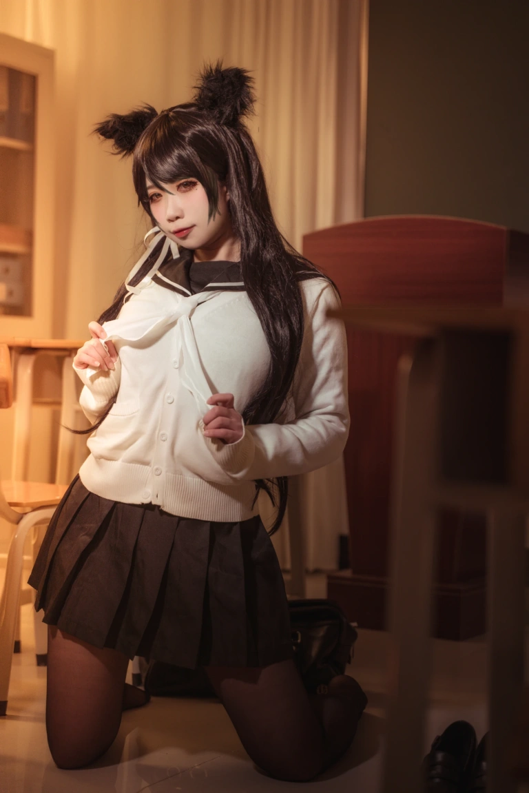 贞子蜜桃《碧蓝航线 爱宕高雄制服》主题写真：35张全套美图