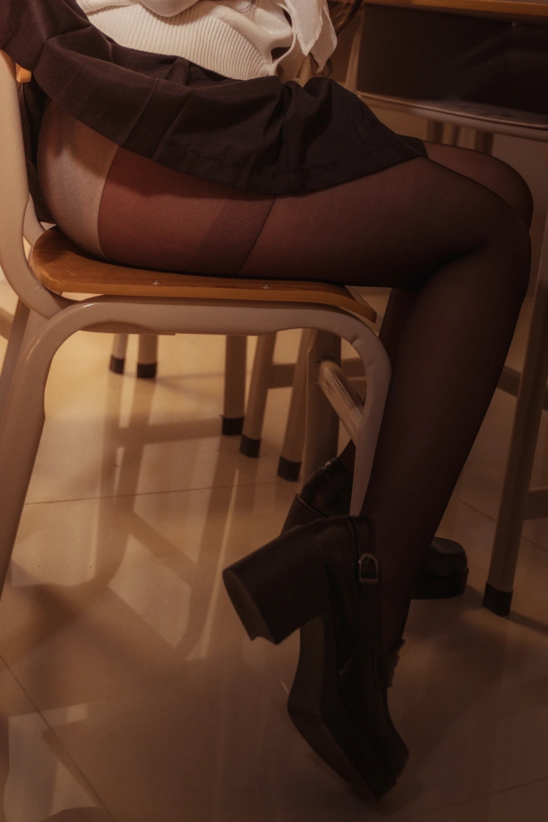 贞子蜜桃《碧蓝航线 爱宕高雄制服》主题写真：35张全套美图