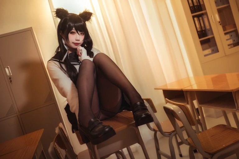 贞子蜜桃《碧蓝航线 爱宕高雄制服》主题写真：35张全套美图