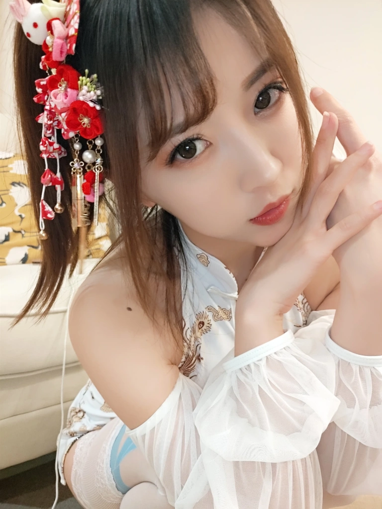 小女巫露娜《白色蕾丝长筒》主题写真：38张全套美图