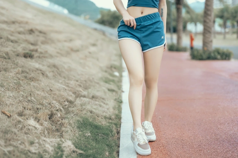 桃良阿宅《晨跑》主题写真：44张全套美图