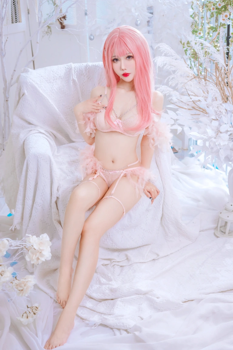 仙女月《粉色内衣》主题写真：50张全套美图