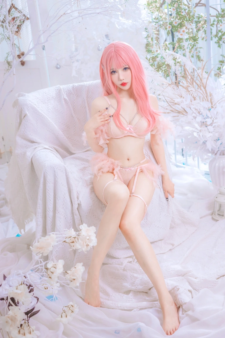仙女月《粉色内衣》主题写真：50张全套美图