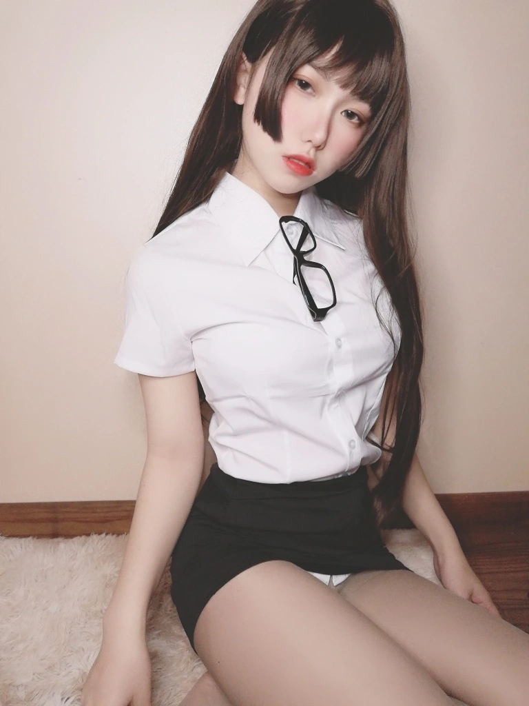 芋圆侑子《醉酒小秘书》主题写真：52张全套美图，含3个视频