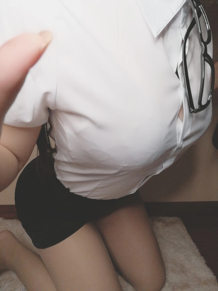芋圆侑子《醉酒小秘书》主题写真：52张全套美图，含3个视频