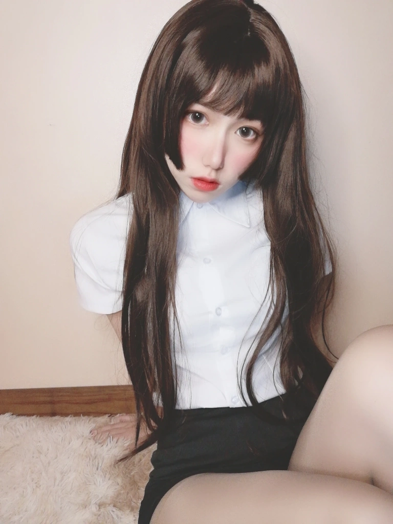 芋圆侑子《醉酒小秘书》主题写真：52张全套美图，含3个视频