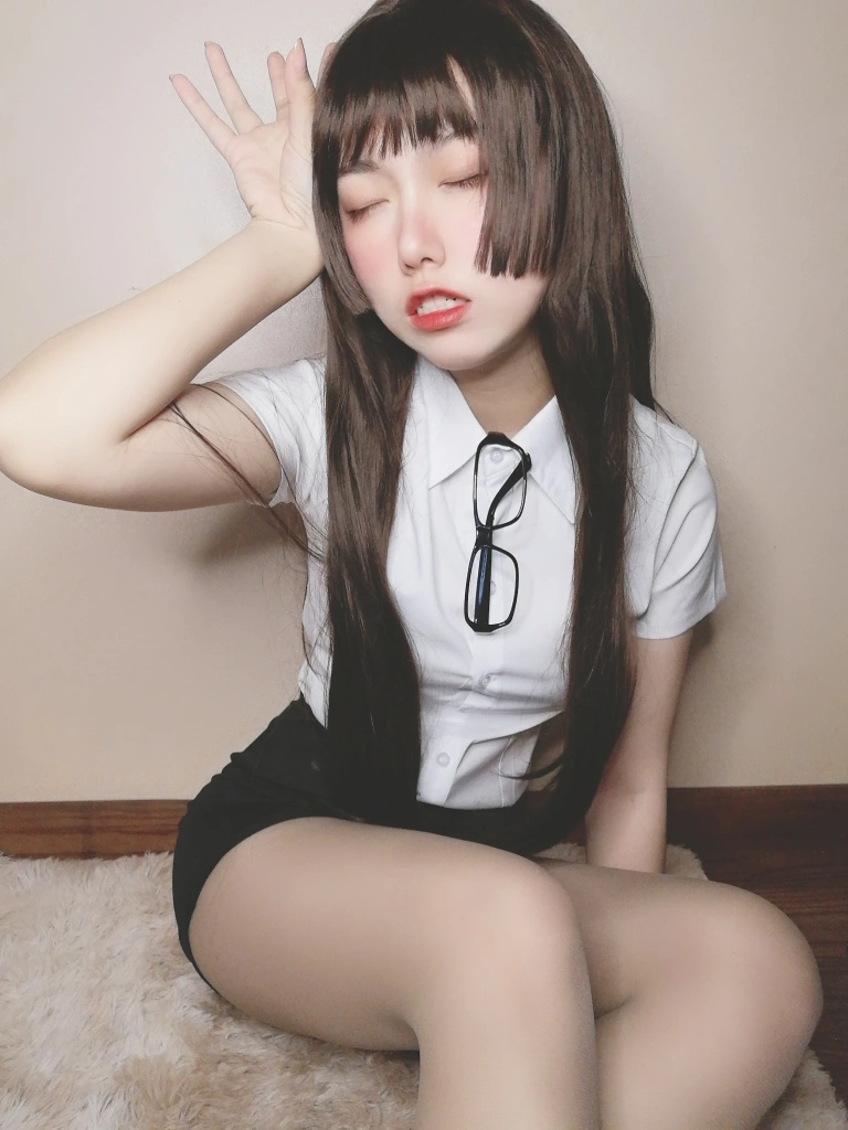 芋圆侑子《醉酒小秘书》主题写真：52张全套美图，含3个视频