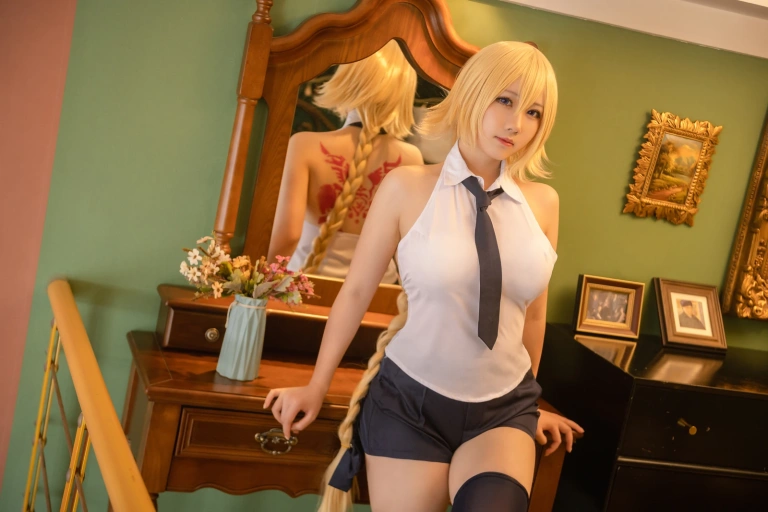 是本末末《贞德》主题写真：66张全套美图