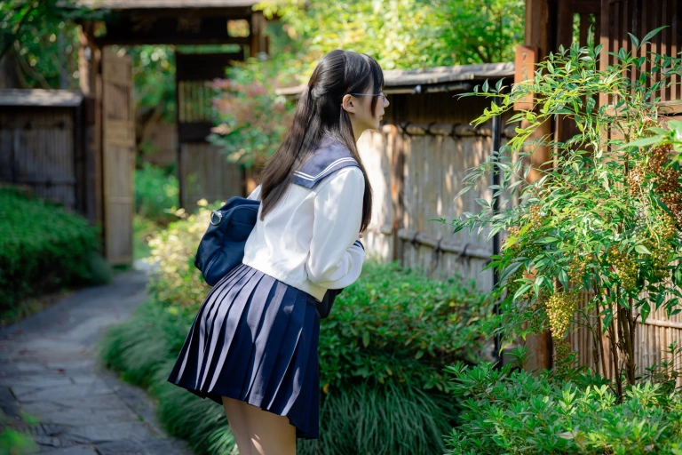 雫しずく《真面目な委員長》主题写真：89张全套美图