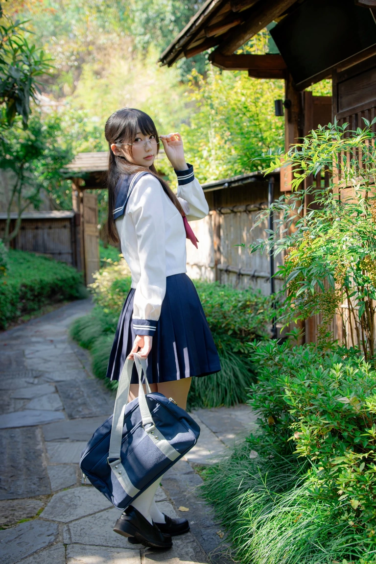 雫しずく《真面目な委員長》主题写真：89张全套美图