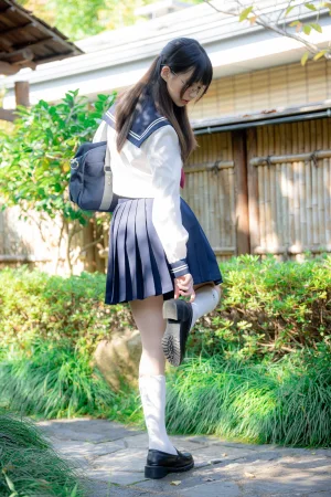 雫しずく《真面目な委員長》主题写真：89张全套美图