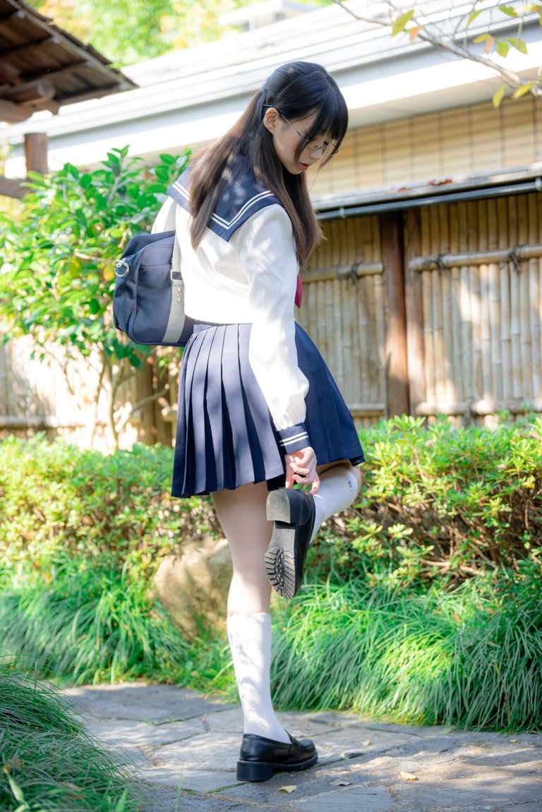 雫しずく《真面目な委員長》主题写真：89张全套美图