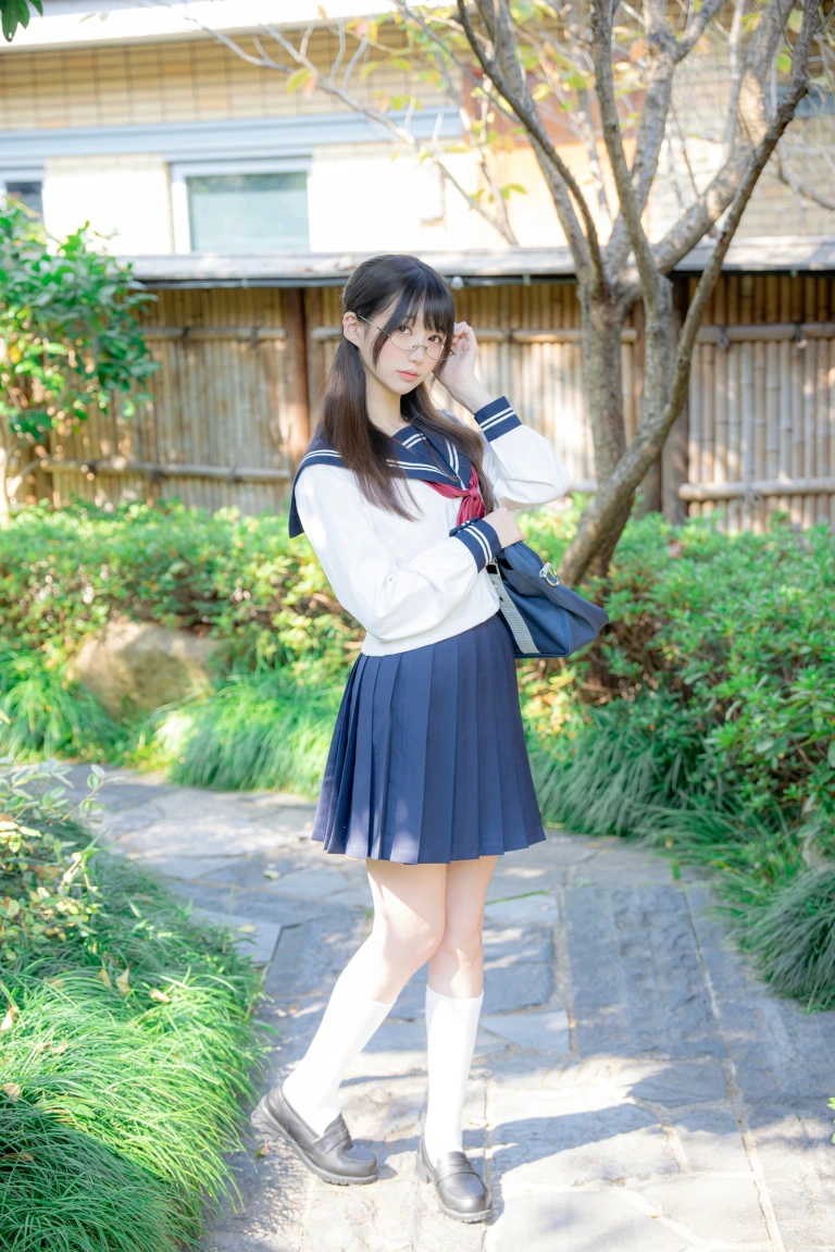 雫しずく《真面目な委員長》主题写真：89张全套美图