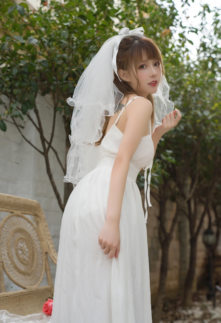 凛子酱《婚纱》主题写真：9张全套美图