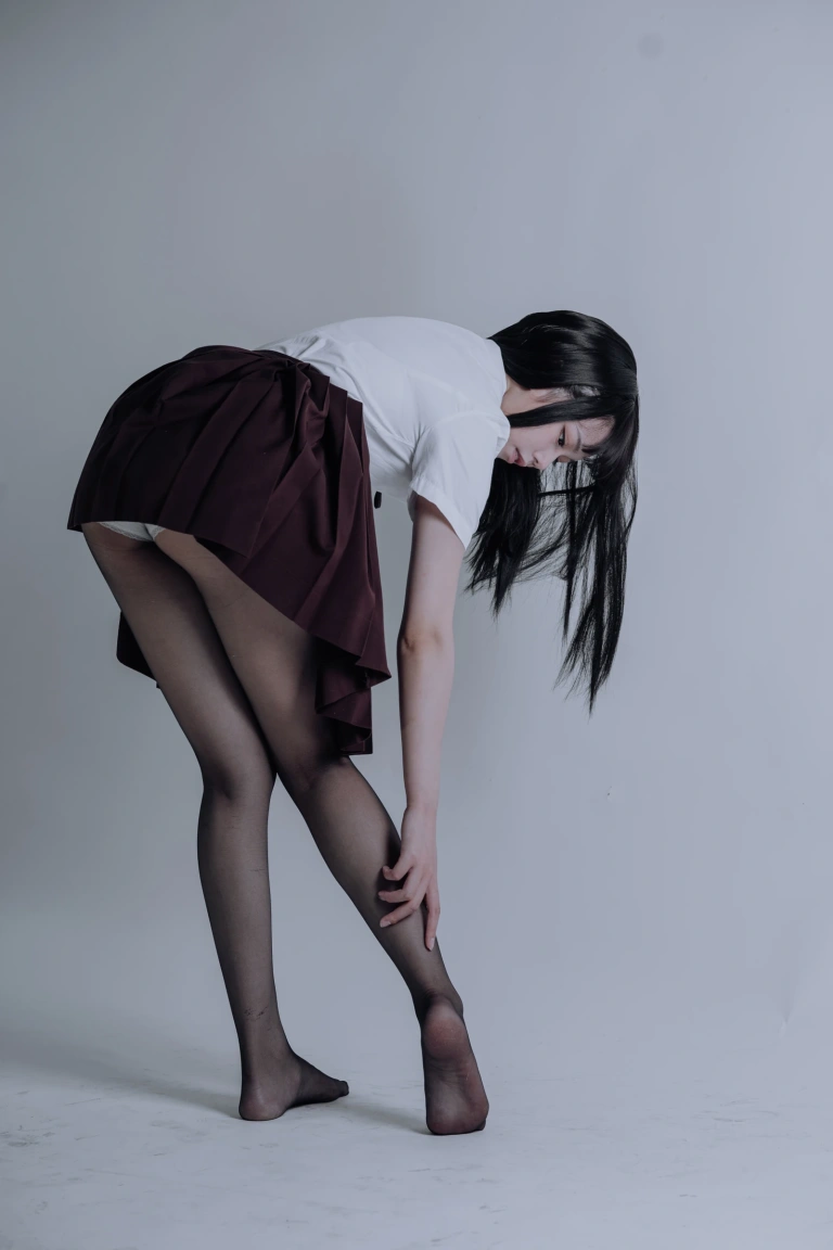 七月喵子《黑丝jk》主题写真：31张全套美图
